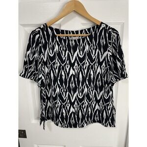 Chico's Short Sleeve Black & White Geo Top‎ Size 8-10
